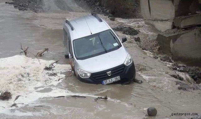 Kastamonu&#039;da 14 köyü birbirine bağlayan köprü selde yıkıldı!