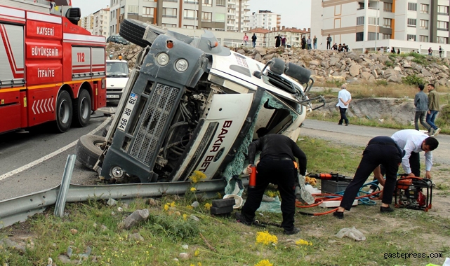 Kayseri'de devrilen beton mikserinde sıkışan sürücü için seferber oldular!