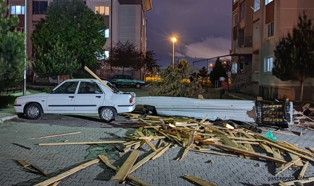 Kayseri'de rüzgarda uçan çatı kağıt gibi katlandı!