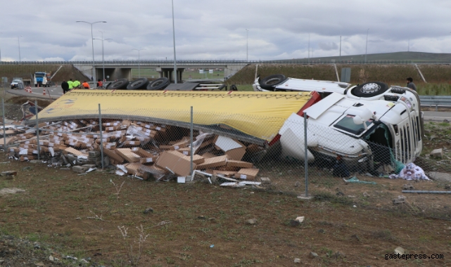 Kayseri'den yola çıkan mobilya malzemesi yüklü tır şarampole devrildi: 1 ölü!