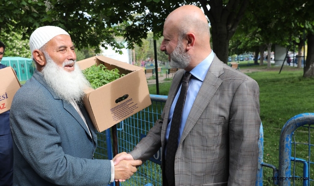 Kayseri Kocasinan'ın domates fidesine vatandaşlardan büyük ilgi!