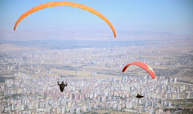   Kayseri Talas'ta Paraşüt şampiyonasına hava muhalefeti