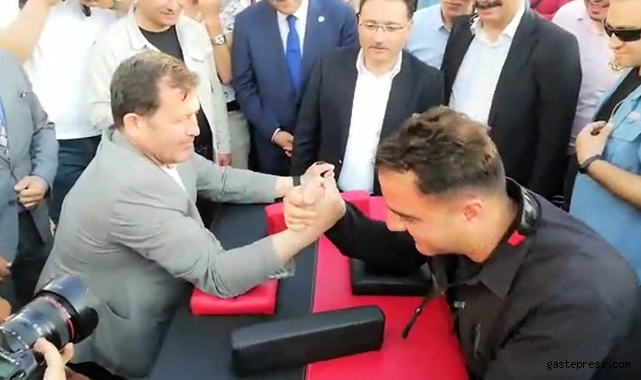 Kayseri Valisi Gökmen Çiçek korumasını bilek güreşiyle test etti!