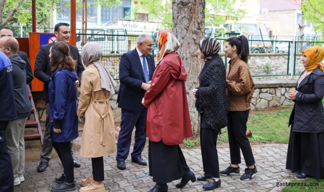 Kayseri Yahyalı Belediye Başkanı Esat Öztürk, bayram tatili sonrası ilk mesai gününde belediye personelleri ile bayramlaştı.
