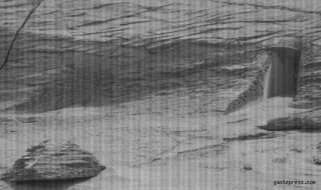 Mars'taki 'gizemli kapı' merak uyandırdı!