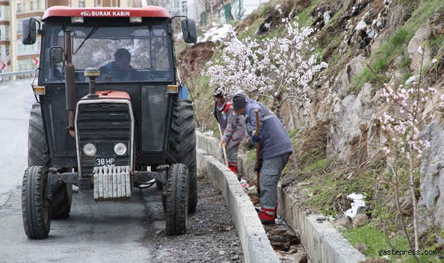 Melikgazi, Çiftçilere Destek İçin Sulama Kanallarını Temizledi!