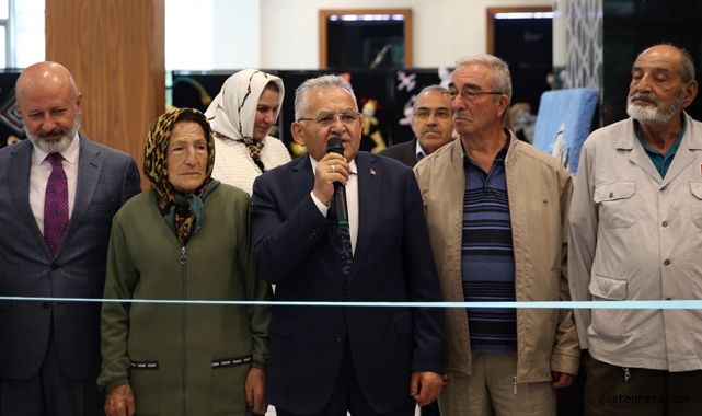 Memduh Büyükkılıç'tan Ulu Çınarlar ile Şiirli, Şarkılı "Sergi" Açılışı!