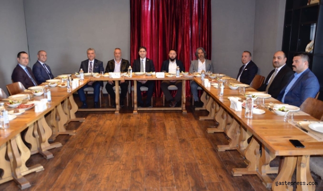 MHP Genel Başkan Yardımcısı İsmail Özdemir Doğu Türkistan davasının temsilcileri ile bir araya geldi!