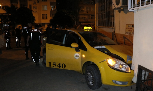 Motorunu çalan şüphelilerden kaçmak için taksi çaldı, kaza yapıp polise yakalandı!