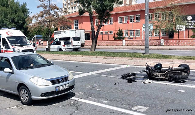 Motosikletler çarpıştı, ortalık savaş alanına döndü: 2 kişi yaralandı!