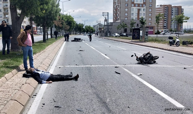 Motosikletler çarpıştı, ortalık savaş alanına döndü: 2 yaralı!