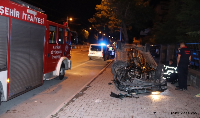 Otomobil takla attı, kaldırımda kimsenin olmaması faciayı önledi!