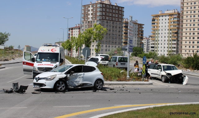 Otomobiller çarpıştı: 4 yaralı!