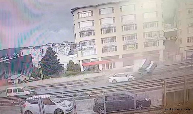 Pendik E-5'te minibüsün bariyerlere çarparak taklalar attığı kaza kamerada!