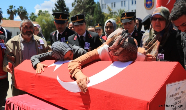 Şehidi annesi ve eşi asker selamıyla uğurladı!