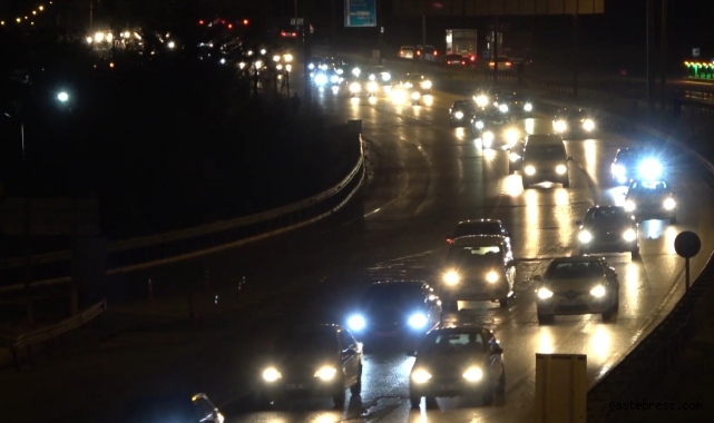 Tatilciler erken dönüşe geçti: 43 ilin geçiş güzergahında trafik yoğunluğu!