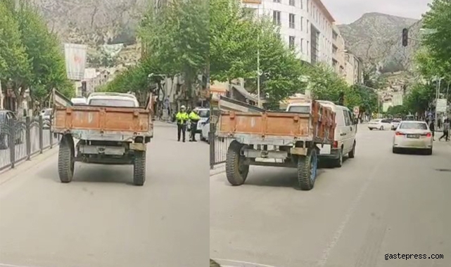Traktör römorku takılı minibüsün tehlikeli yolculuğu kamerada!