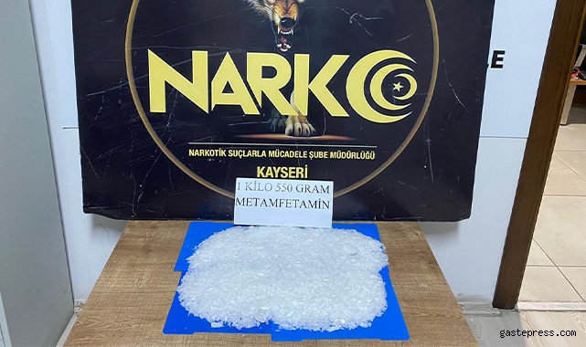 Yakalanmamak için uyuşturucu bulunan aracı yakmak istediler!