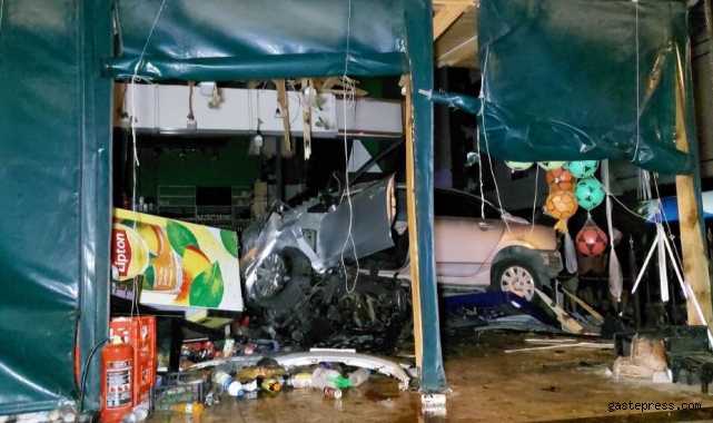 25 metre takla atan otomobil şarküteri dükkanına çarptı: 2 ölü!