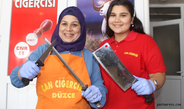 Anne kızın elinde satırı gören şaşkına dönüyor!