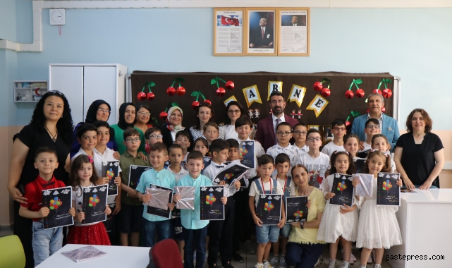 Aynı okulda 17 ikiz karne aldı!