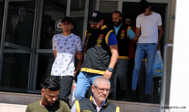 Çaldıkları otomobille villaya hırsızlığa gelince yakalandılar!