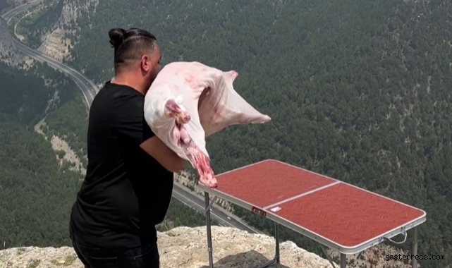 Çekim için götürdüğü kuzuyu bin 650 metreden düşürdü!