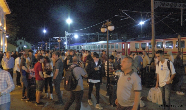Devrilen yük treni nedeniyle mahsur kalan yolcular Kayseri’den aktarma ile gönderildi!