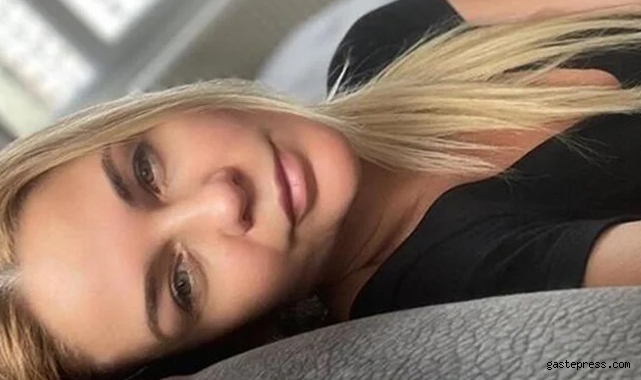 Eflatun bikinisiyle objektiflere takılan Emine Ün'ün gazetecilerden ilginç ricası!