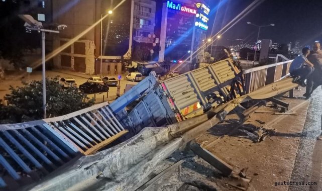 Karşı şeride geçip otomobile çarpan kamyon alt yola düştü: 1 ölü, 5 yaralı!