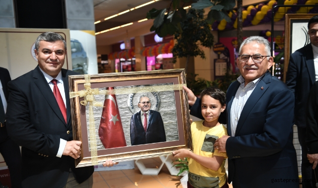 KAYMEK sergisini açan Başkan Büyükkılıç'a sürpriz hediye!