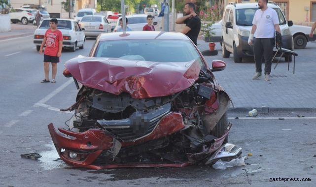 Kayseri'de 2 otomobil çarpıştı, 5 kişi yaralandı!
