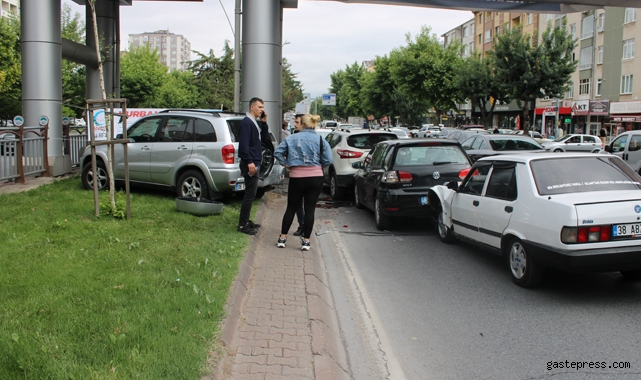 Kayseri’de 9 araç birbirine girdi: 1 kişi yaralandı!