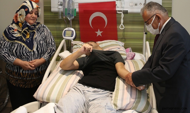 Kayseri'de Başkan Büyükkılıç, Kahraman Gaziyi Hastanede Ziyaret Etti!