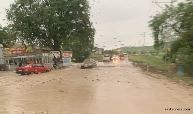 Kayseri'de sağanak yağış hayatı olumsuz etkiledi!