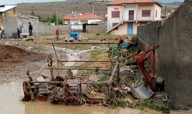 Kayseri’de şiddetli yağış hayatı olumsuz etkiledi, araçlar yolda kaldı!