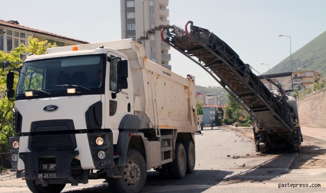 Kayseri Talas'ta asfalt yenileniyor, sökülenler altyapı oluyor!