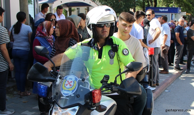 Kimliğini unutan öğrencileri YKS'ye motosikletli polis yetiştirdi!