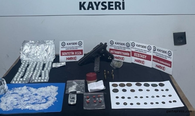 Kovalama sonucu yakalanan araçta uyuşturucu ve tarihi sikke çıktı!