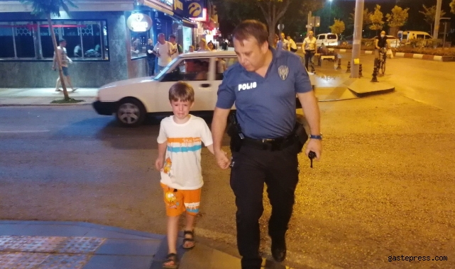 Polis elinden tuttuğu kayıp Rus çocukla Manavgat caddelerinde ailesini aradı!