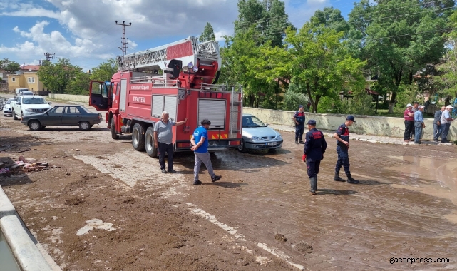 Selde araçları çamura saplanan 5 kişi kurtarıldı!