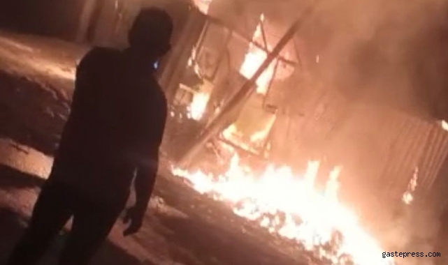 Sultangazi’de işçilerin kaldığı baraka alev alev yandı!