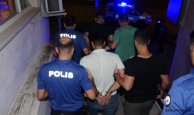 Yaşlı kadının fark ettiği hırsızlar saklandıkları çatıda kıskıvrak yakalandılar!