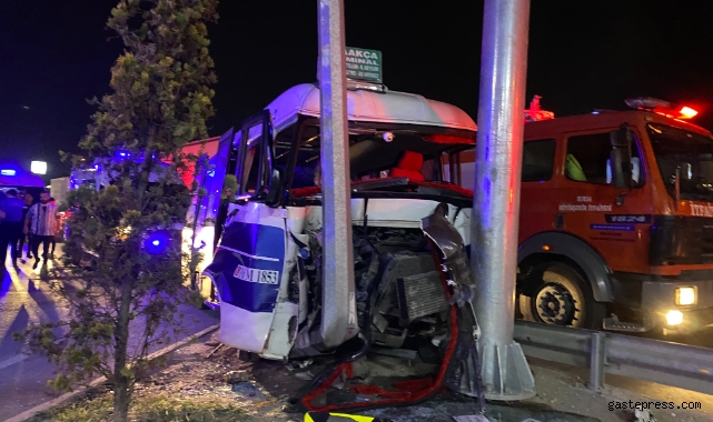 Yolcu minibüsü yön levhasına çarptı: 1'i ağır 12 yaralı!