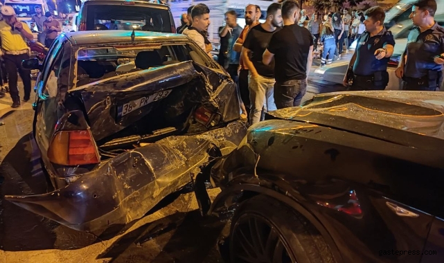 1'i motosiklet 4 araç çarpıştı: 4 yaralı!