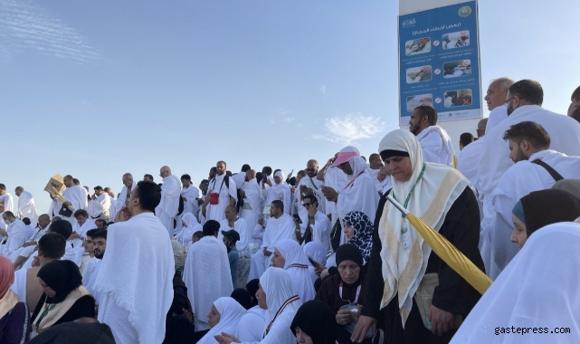 1 milyon hacı adayı Arafat'ta buluştu!