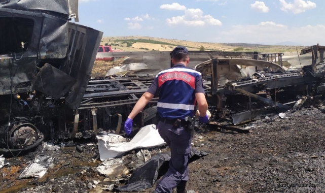 Antalya'da tır ve kamyon çarpıştı: 3 ölü, 1 yaralı!