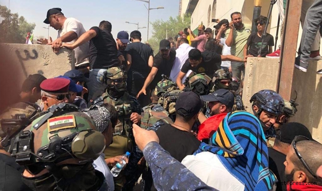 Bağdat'ta Sadr destekçileri yine Yeşil Bölge'yi bastı, Irak karıştı!
