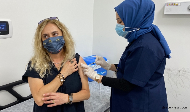 Başhekim Adaş'tan hatırlatma dozu açıklaması: 'Yoğunluk var, poliklinik sayımızı arttırdık'