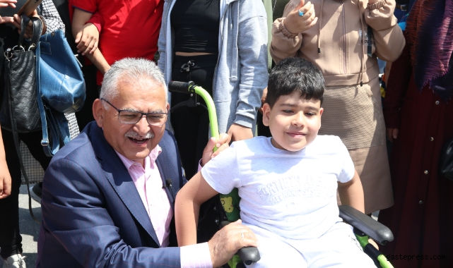 Başkan Büyükkılıç, en özel öğrencilere karnelerini dağıttı!